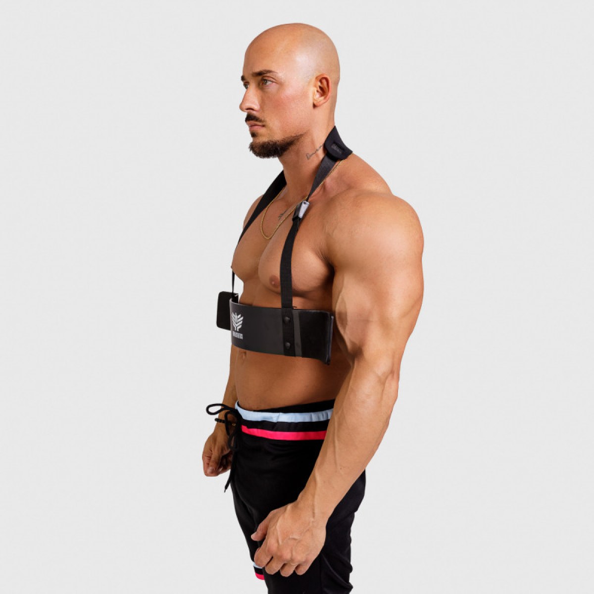 Bicepsový izolátor Iron Aesthetics Arm Blaster, čierny · záber 2