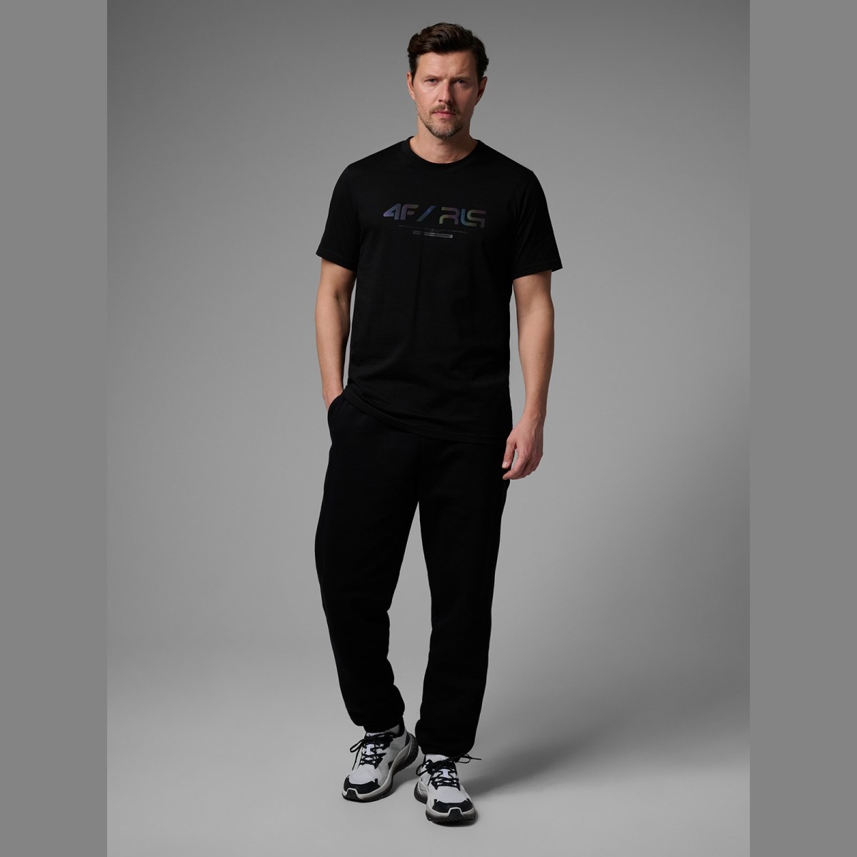 T-shirt regular s potlačou pánsky 4F x Robert Lewandowski - čierny · záber 6