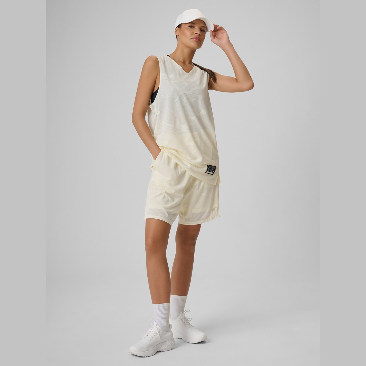Rýchloschnúce basketbalové šortky unisex - biele · záber 1
