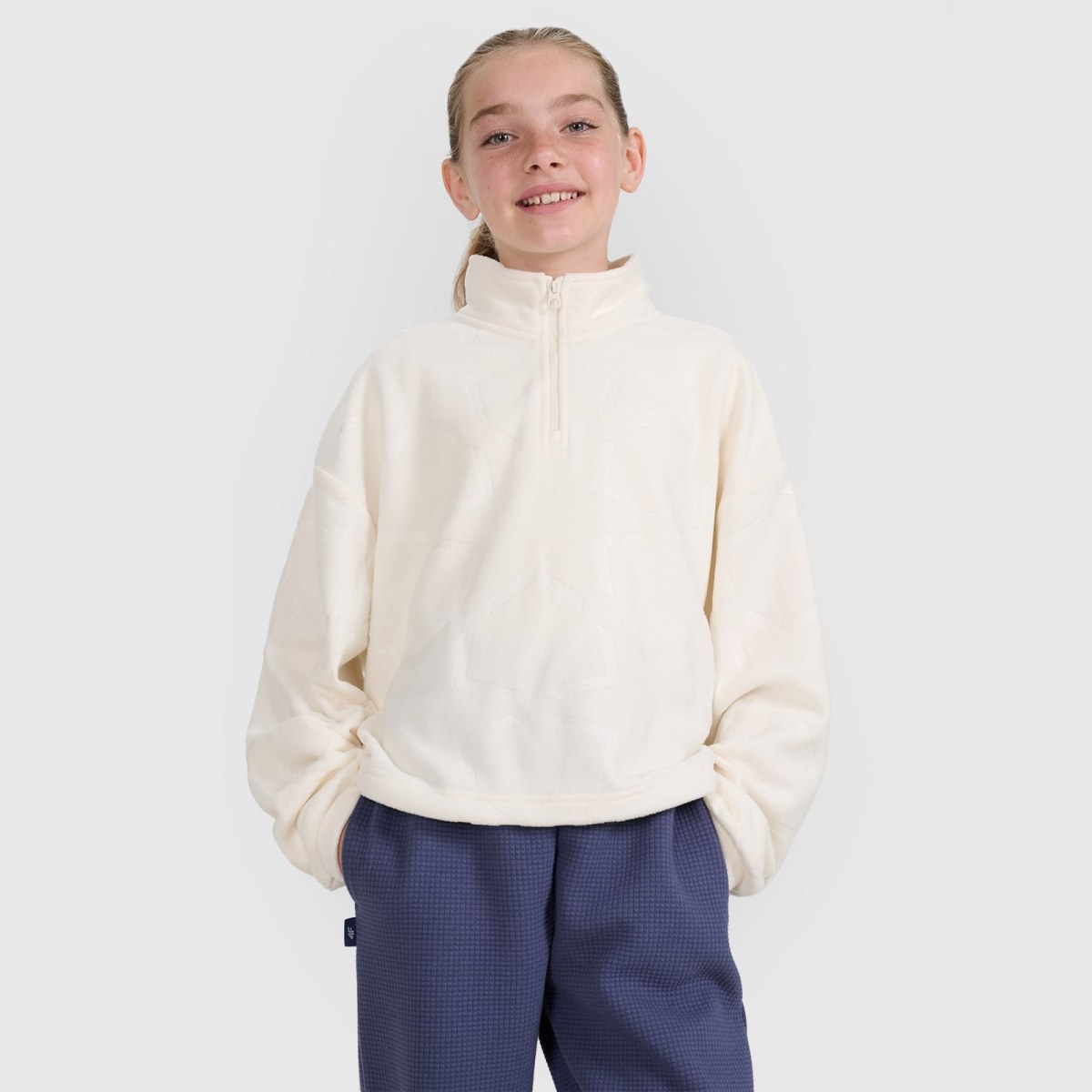 Dievčenský oversize fleece so stojačikom - biely · záber 1