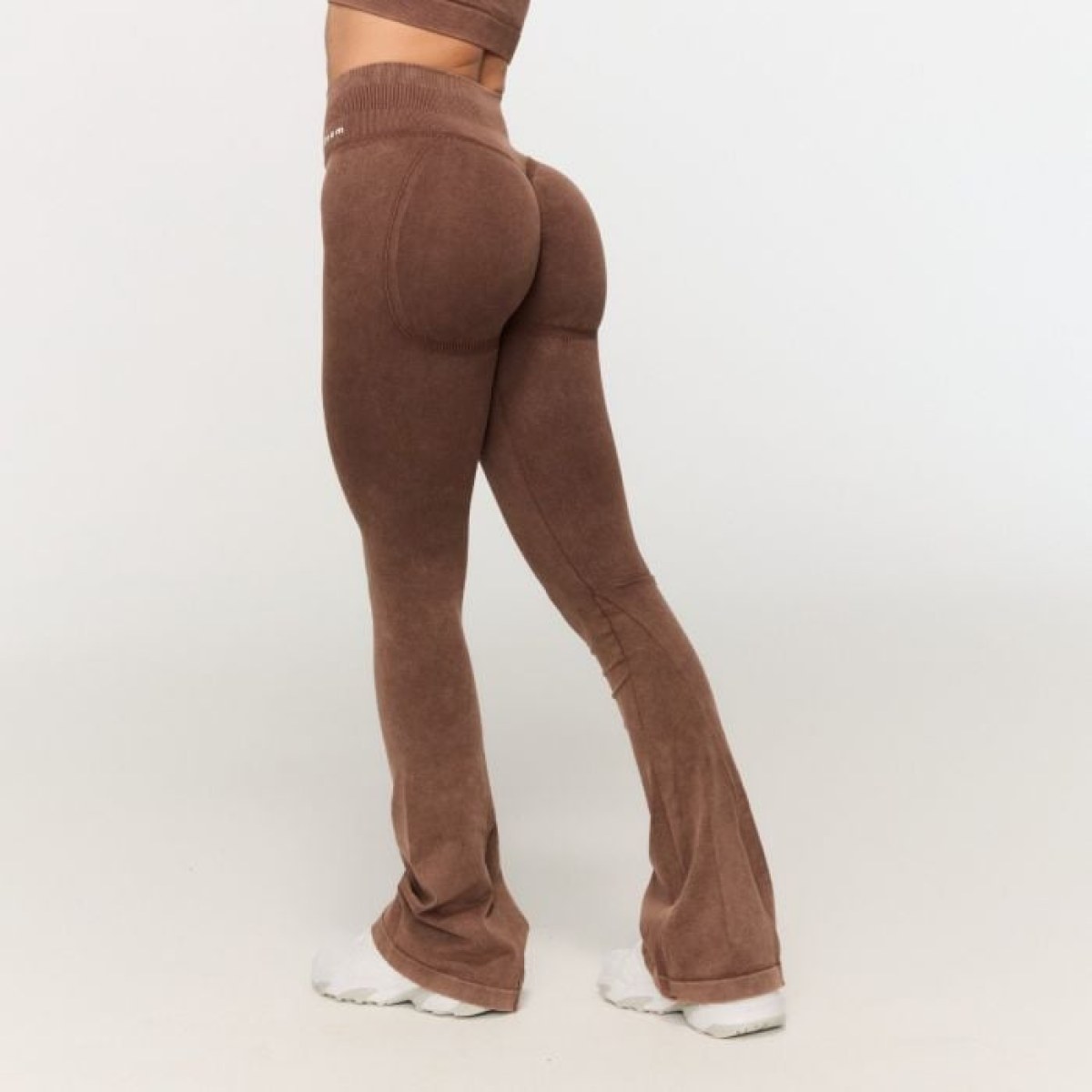 GymBeam Dámske bezšvové nohavice Fierce Brown L · záber 1