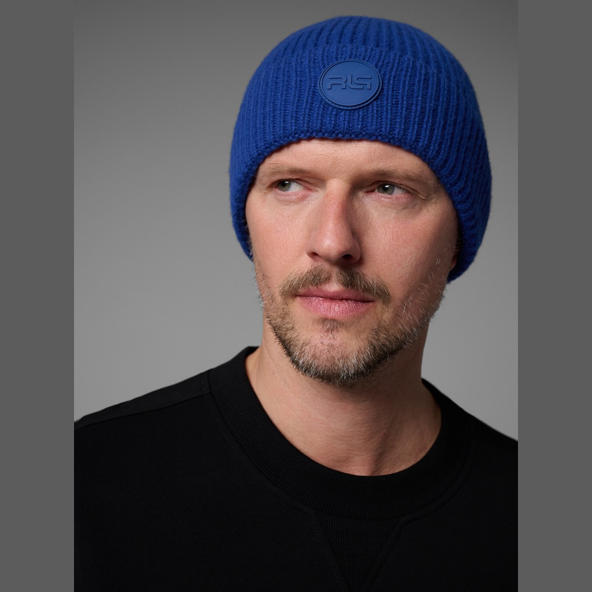 Vlnená čiapka beanie 4F x Robert Lewandowski - tmavomodrá · záber 1
