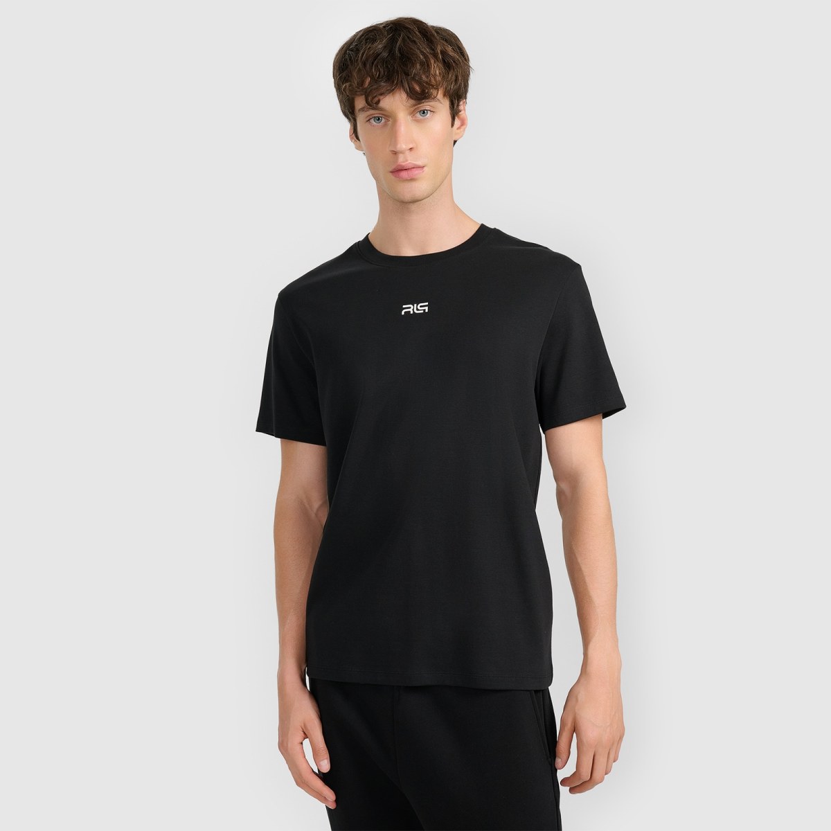 T-shirt regular s potlačou pánsky 4F x Robert Lewandowski - čierna · záber 1
