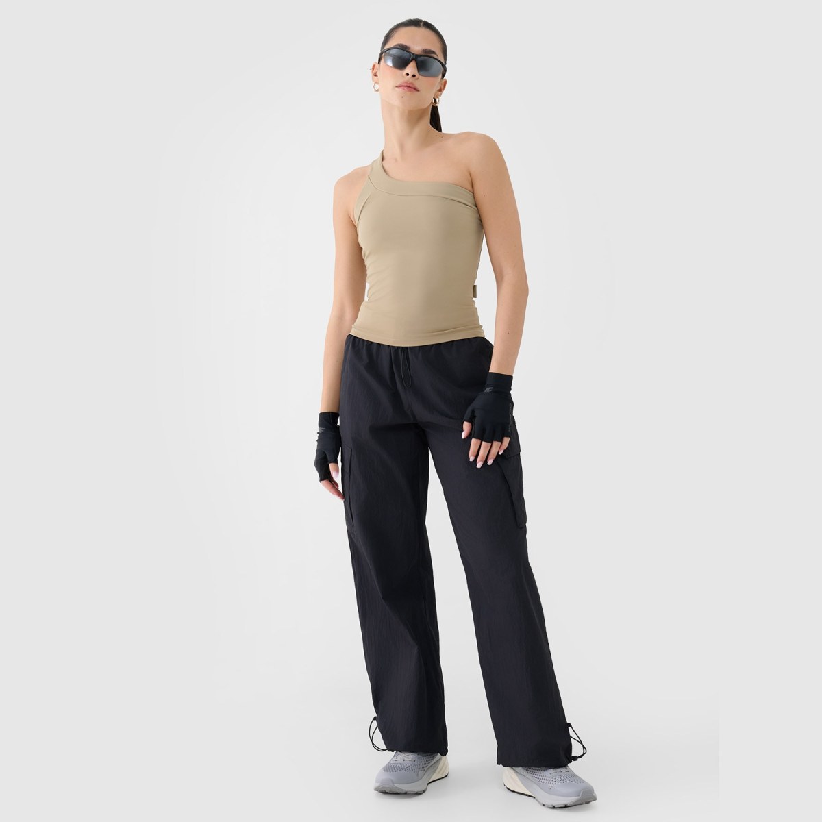 Dámske crop top tielko s asymetrickým ramienkom - béžové · záber 2
