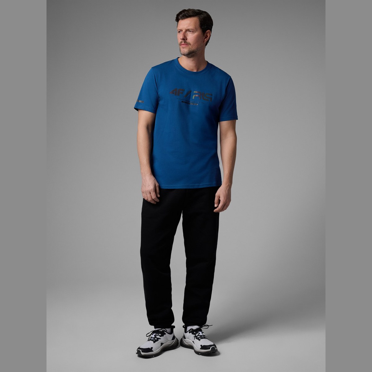 T-shirt regular s potlačou pánsky 4F x Robert Lewandowski - tmavomodrý · záber 4