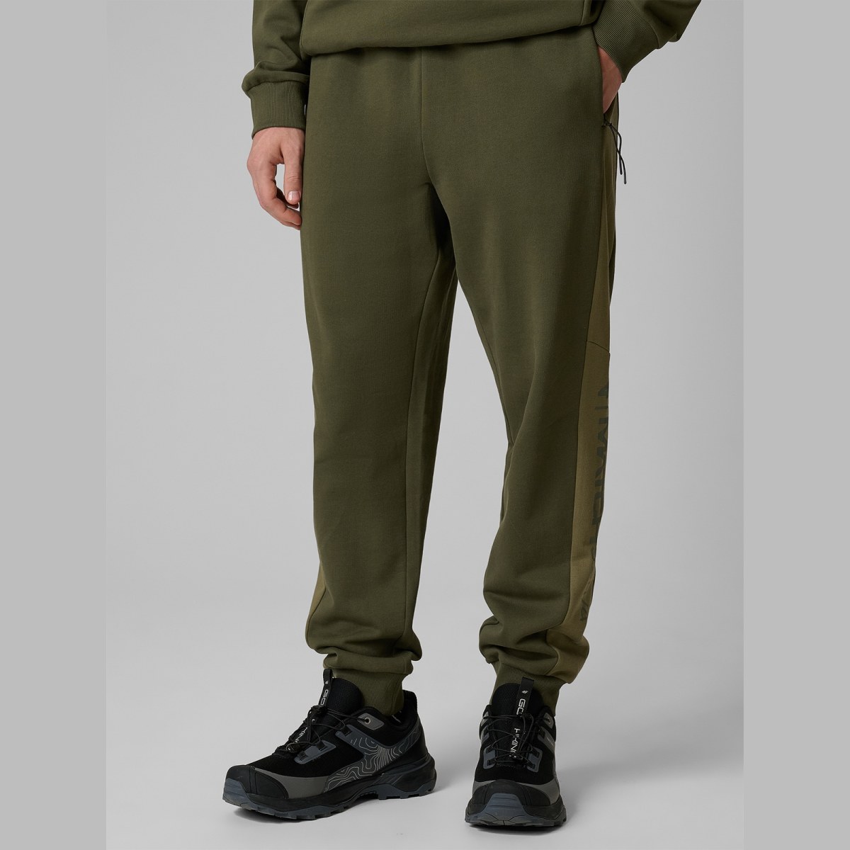 Teplákové nohavice joggery pánske - khaki · záber 2