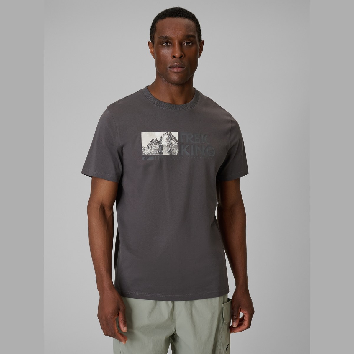 T-shirt regular s potlačou pánsky - sivý · záber 1