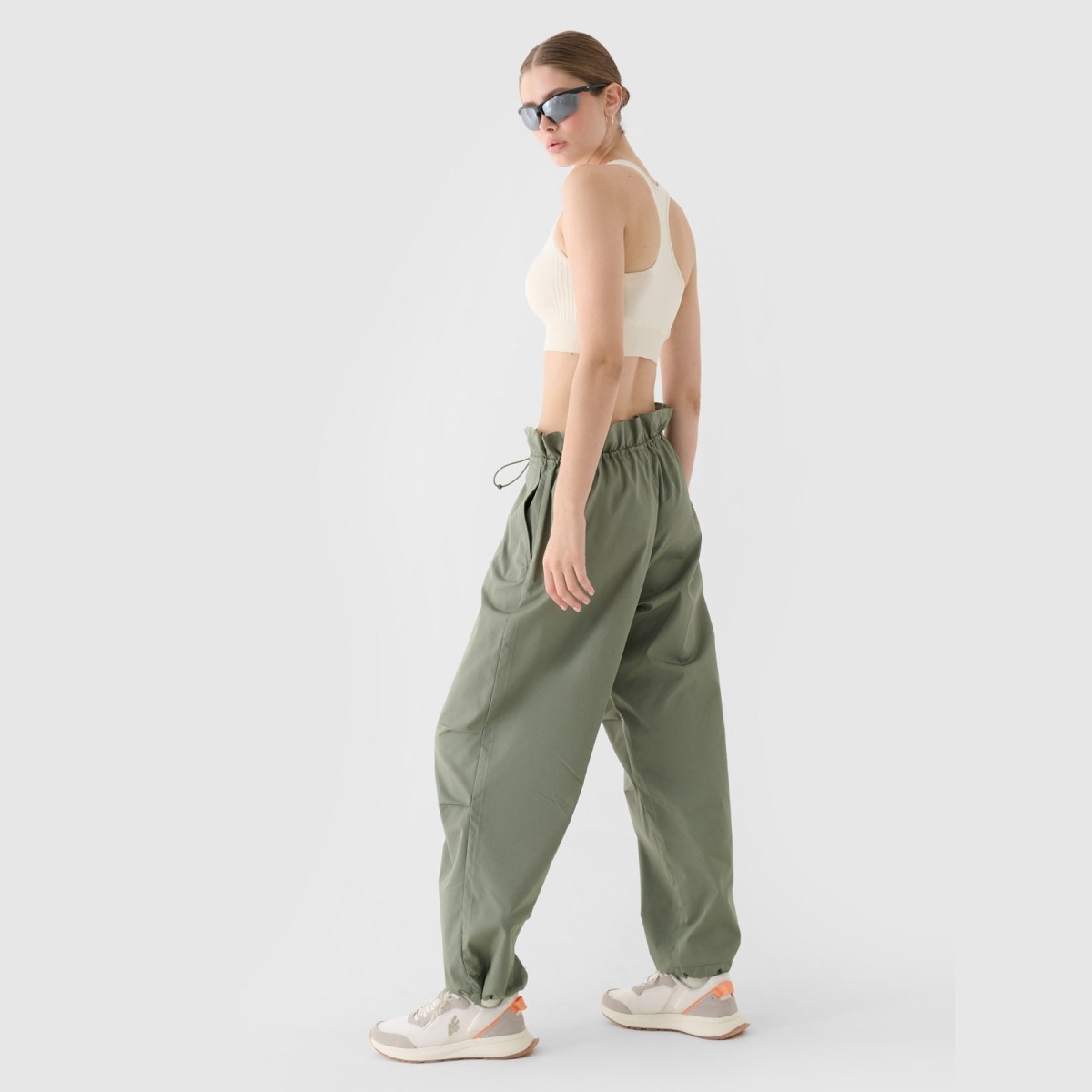 Dámske casual nohavice typu oversize parachute - olivové/kaki · záber 2