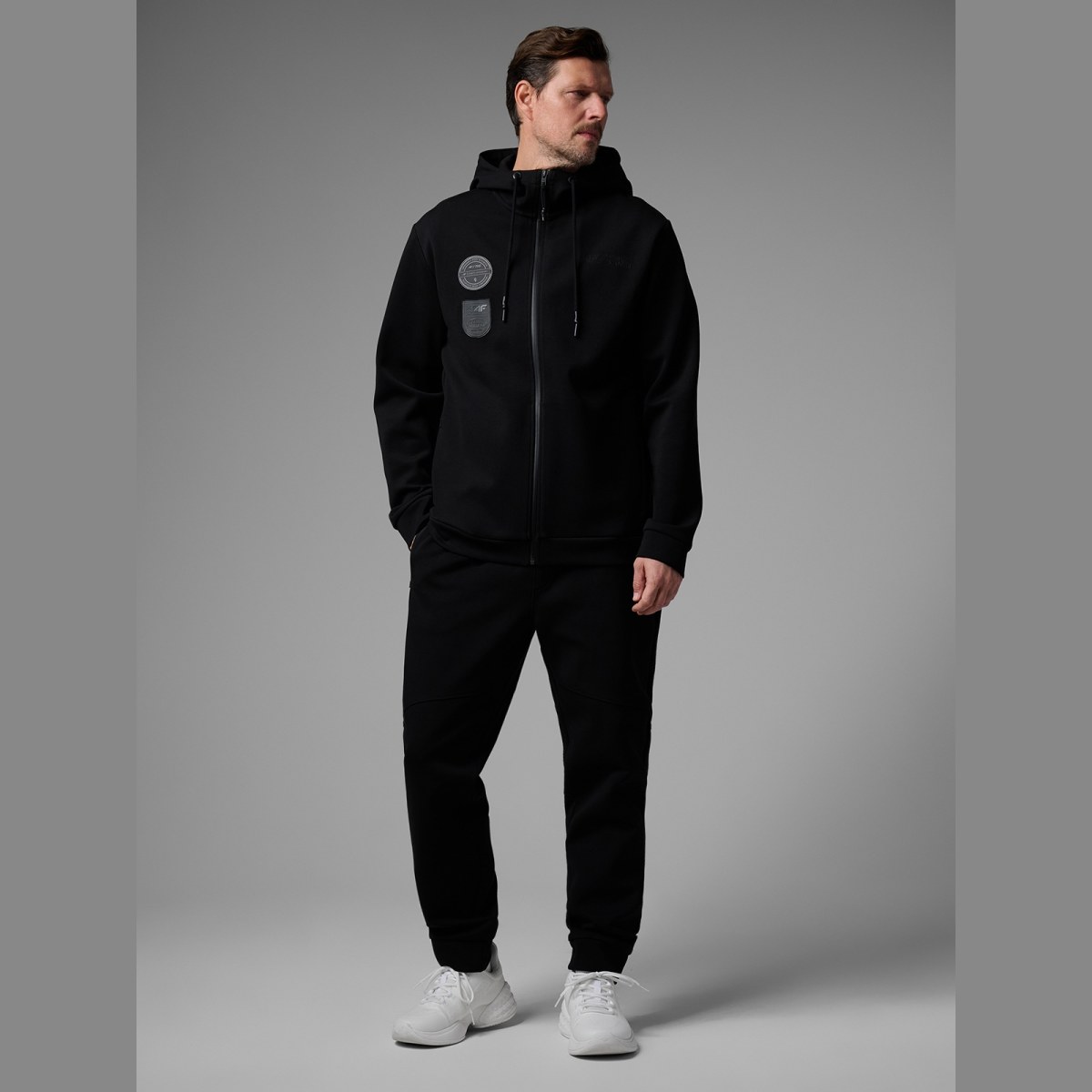 Tepláky joggery pánske 4F x Robert Lewandowski - čierne · záber 3