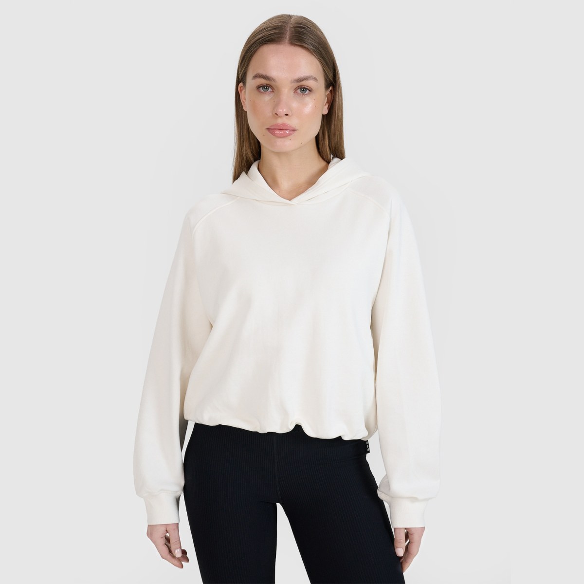 Dámska nerozopínateľná cropped tepláková mikina s kapucňou 4F x Anna Lewandowska - biele · záber 1