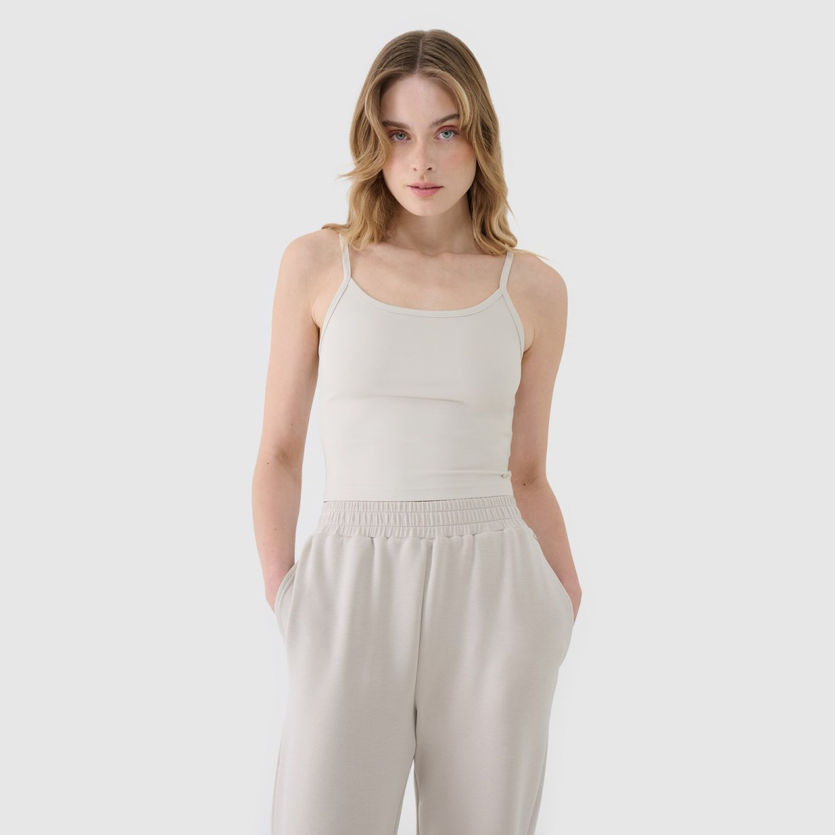 Dámsky slim crop-top bez potlače - béžový · záber 2