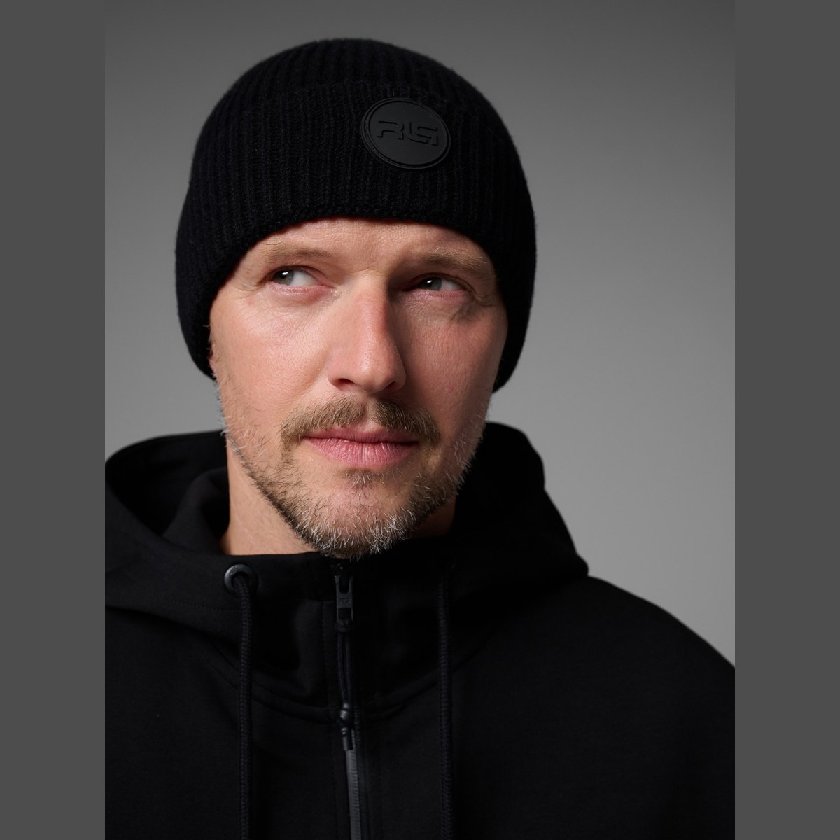 Vlnená beanie čiapka 4F x Robert Lewandowski - čierna · záber 1