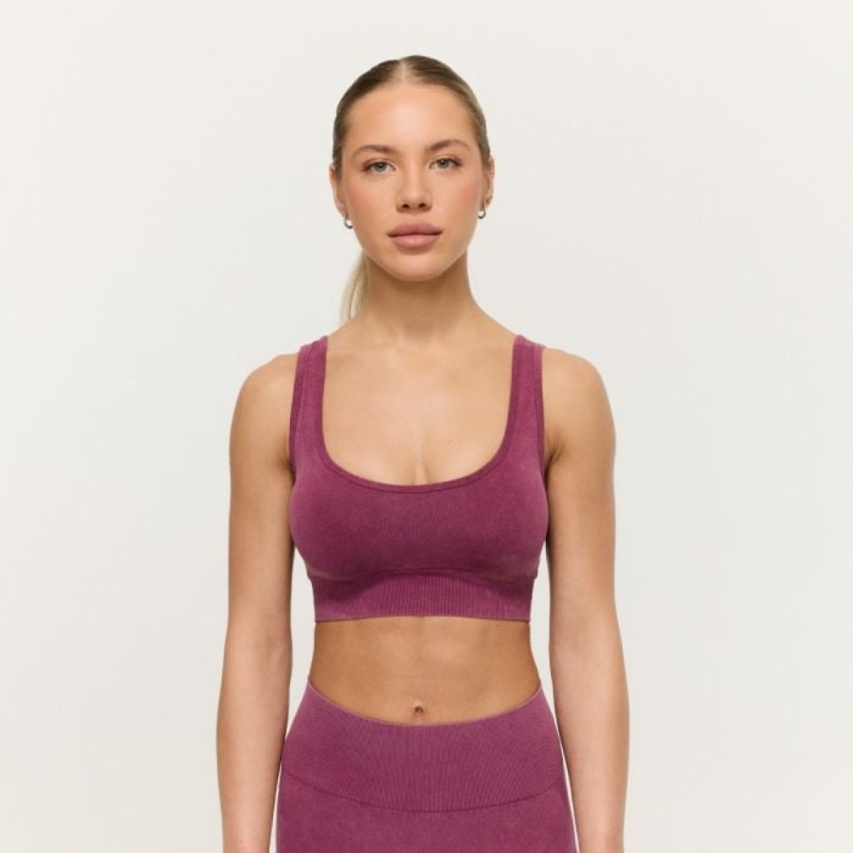 GymBeam Bezšvová športová podprsenka Lift Plum M · záber 1