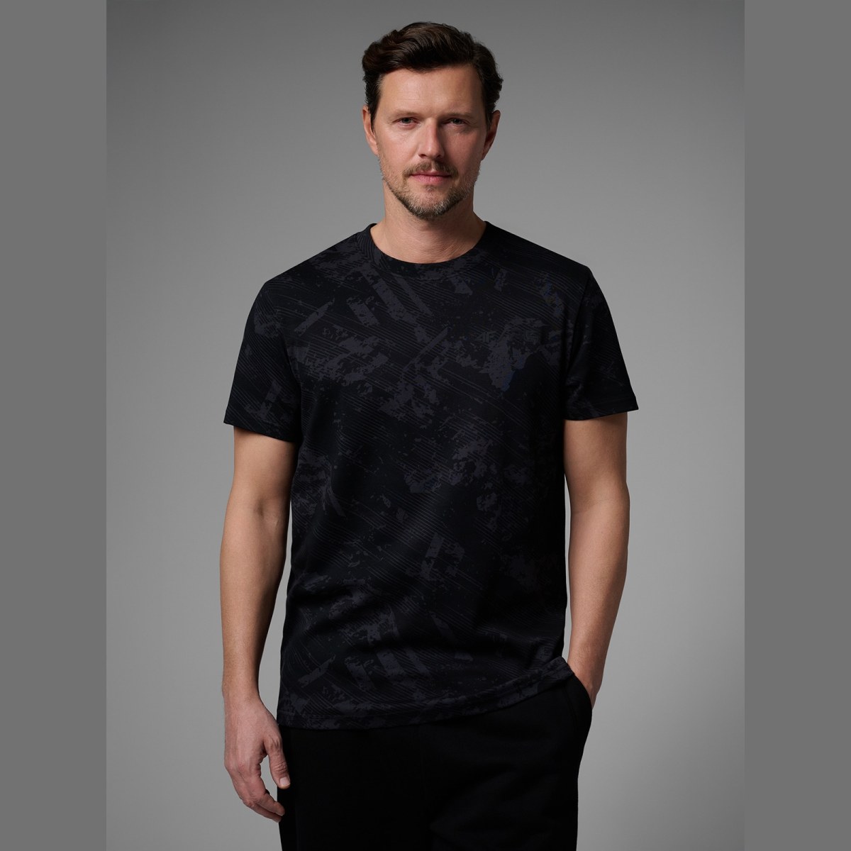 T-shirt regular s potlačou pánsky 4F x Robert Lewandowski - čierny · záber 3