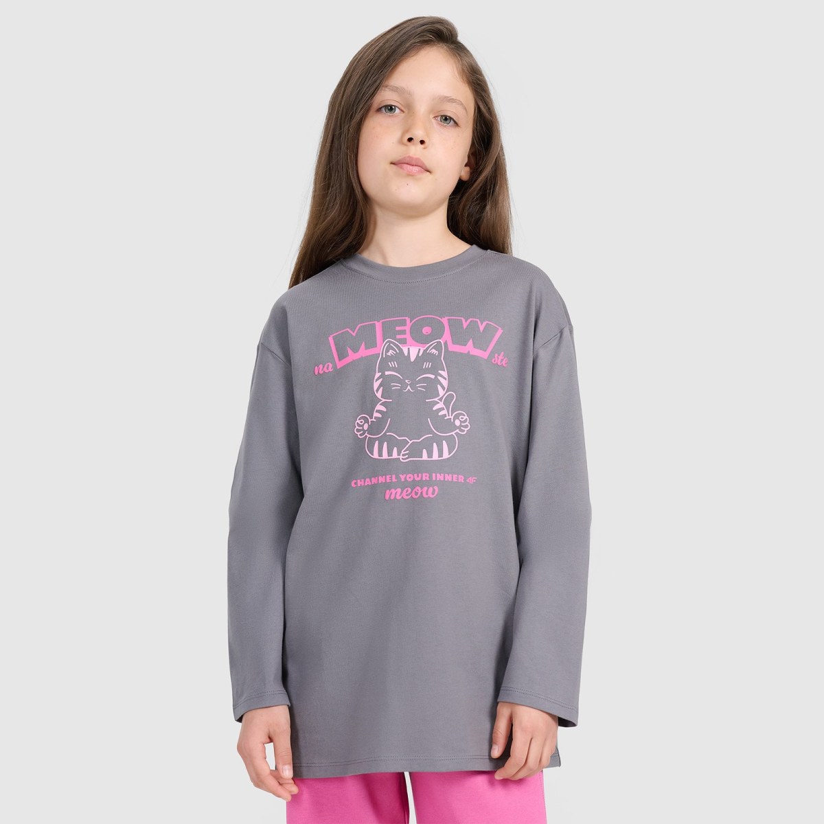 Dievčenský oversize longsleeve s potlačou - sivý · záber 1