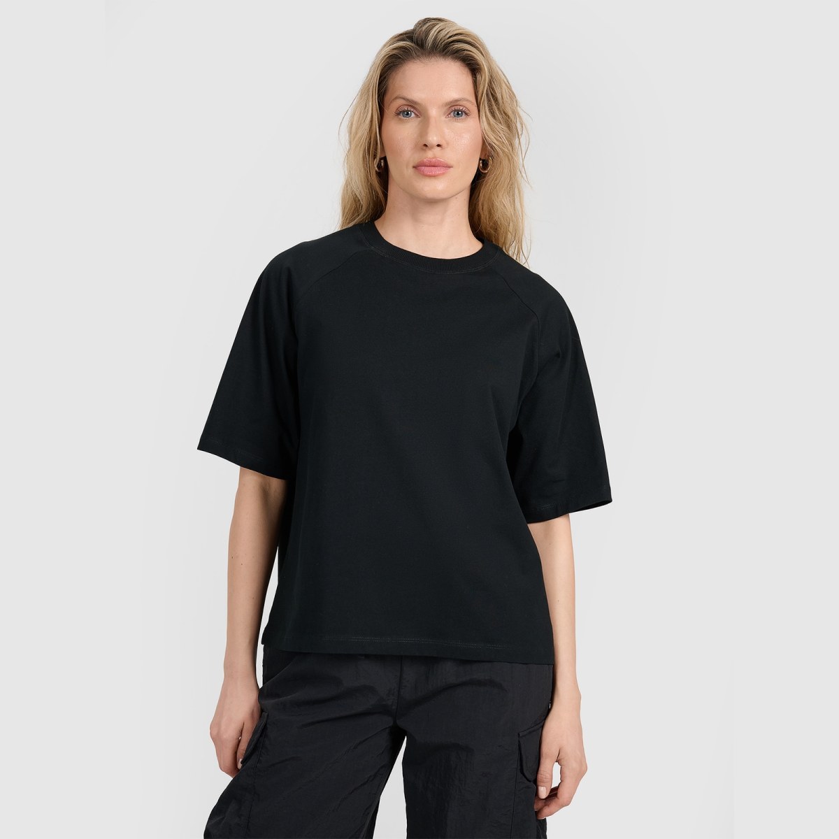 Dámske oversize hladké tričko - čierna · záber 3