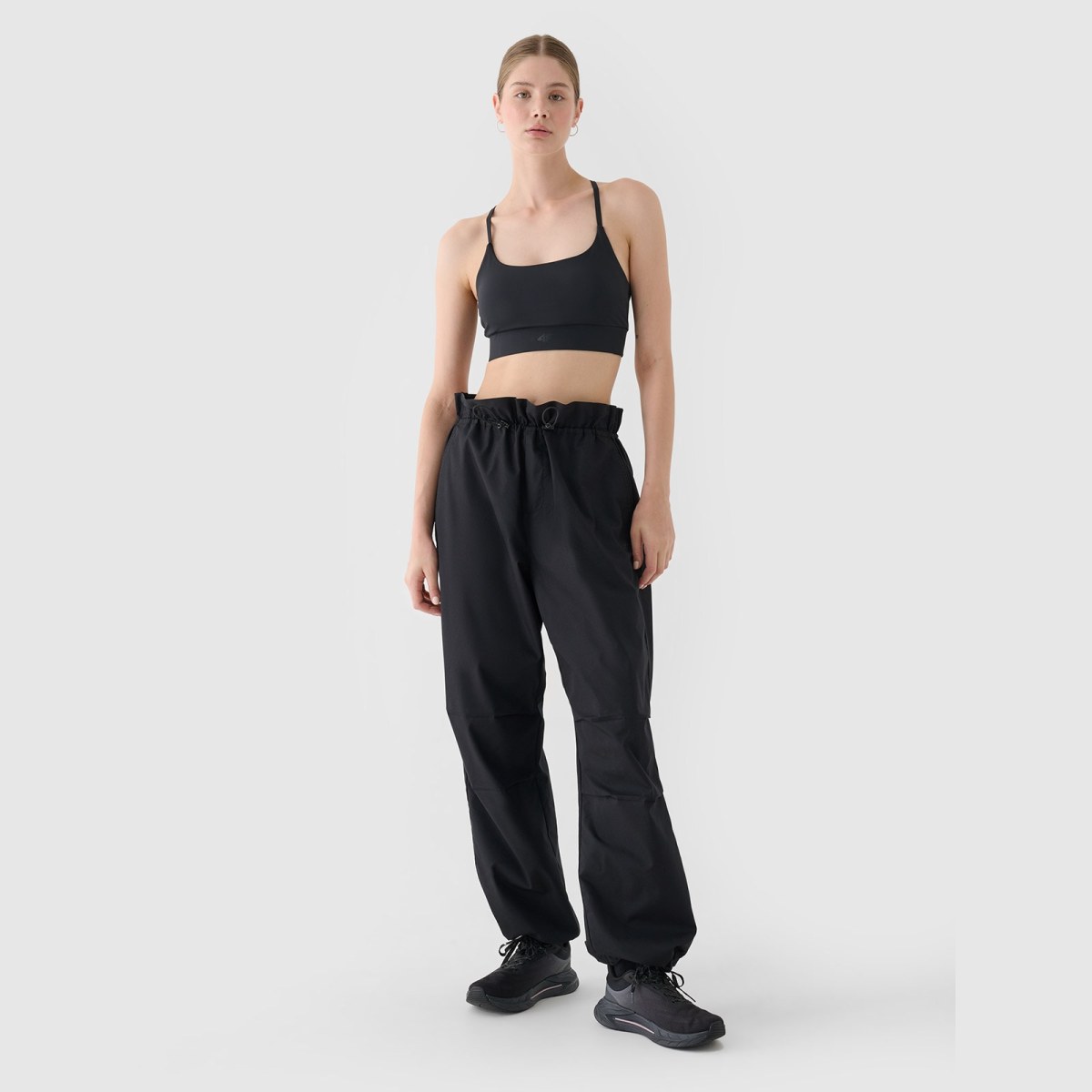 Dámske casual nohavice typu oversize parachute - čierne · záber 1