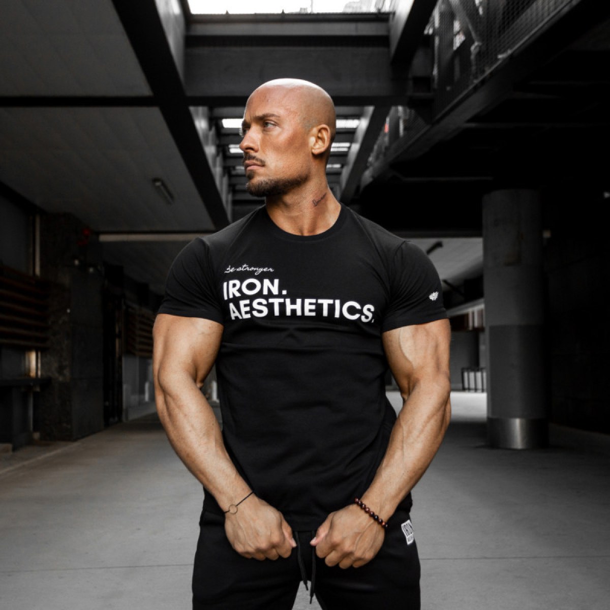 Pánske fitness tričko Iron Aesthetics Be Stronger, čierne · záber 1