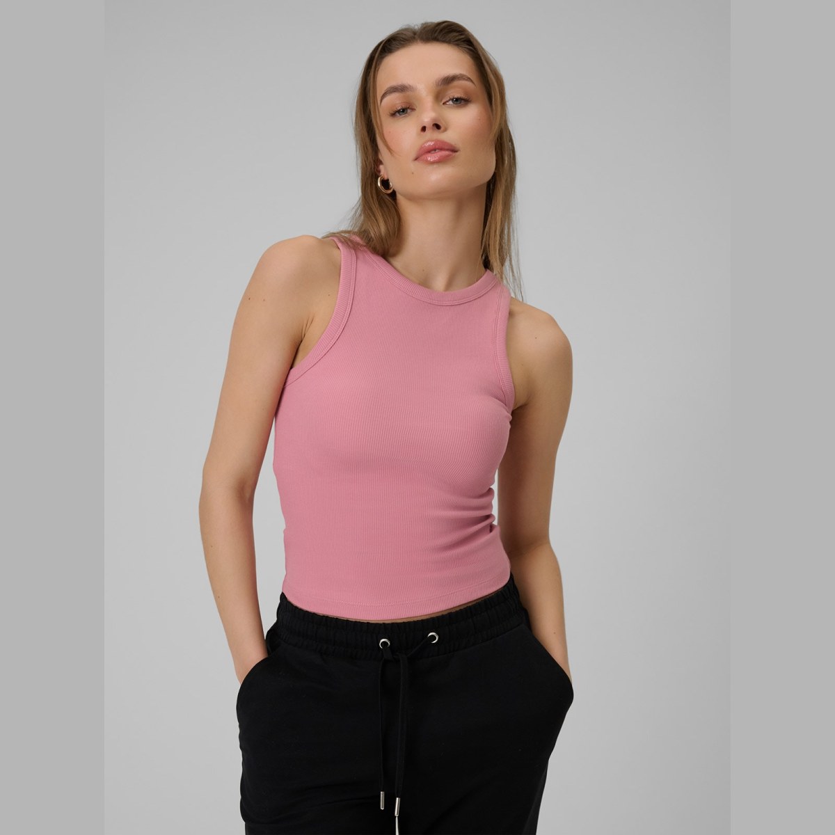 Top slim z rebrovanej pleteniny dámsky - sivý · záber 3