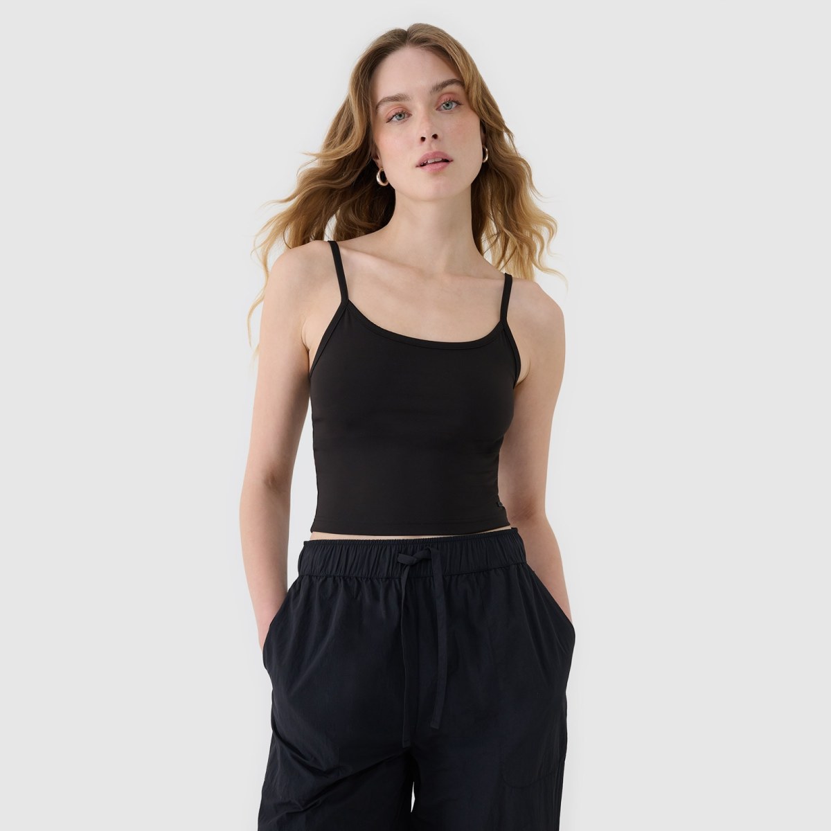 Dámsky slim crop-top bez potlače - čierny · záber 1