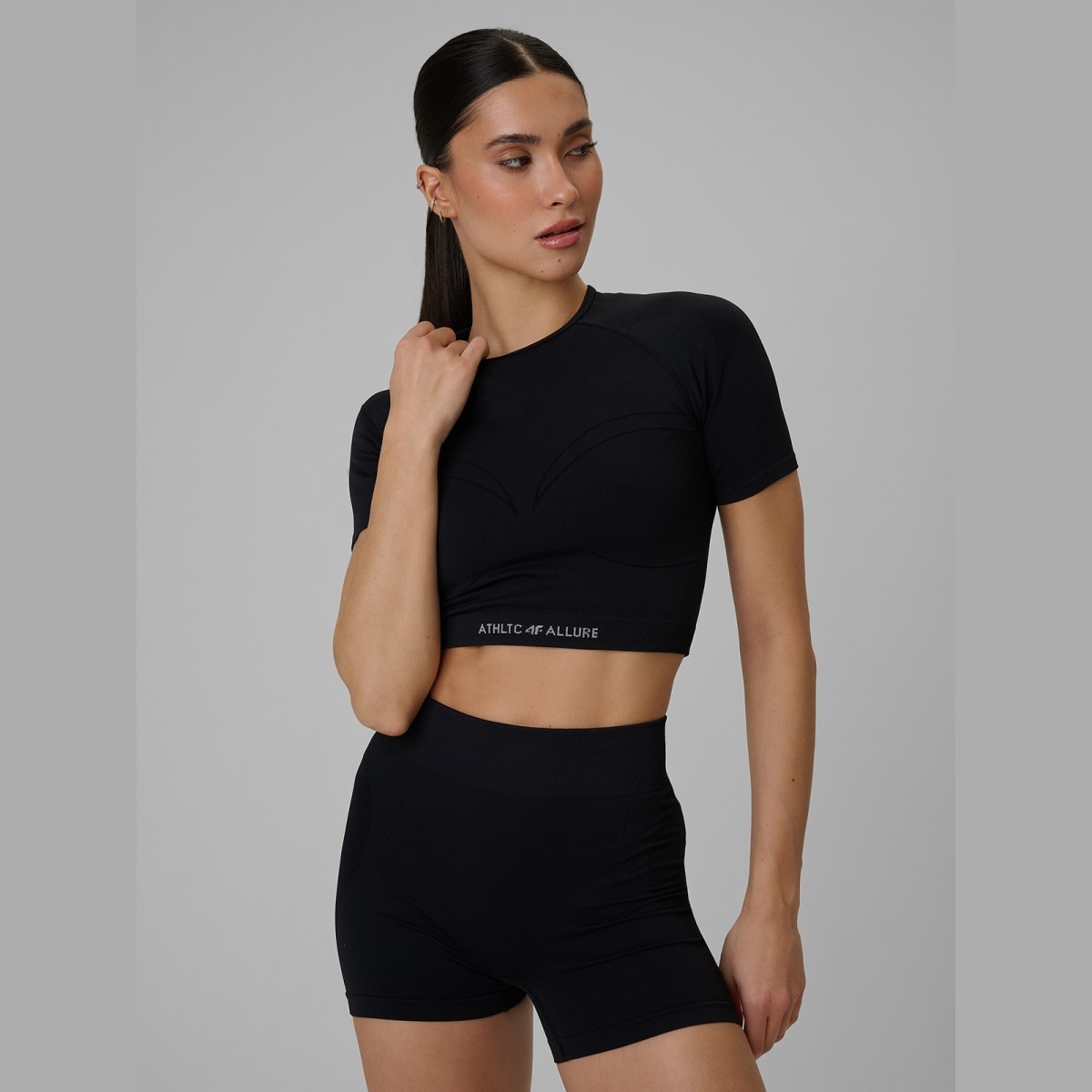 Dámsky bezšvový tréningový crop top - čierny · záber 1