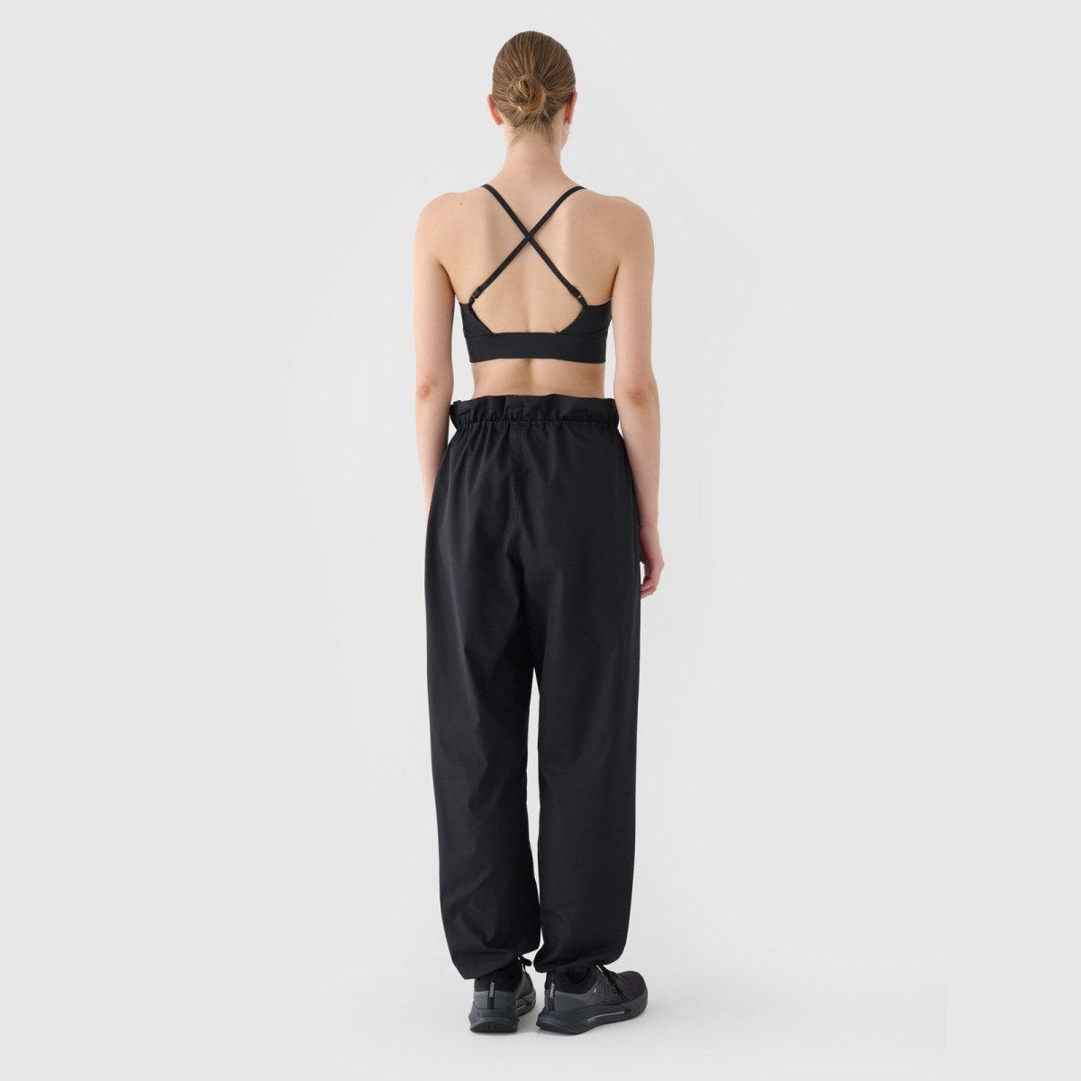 Dámske casual nohavice typu oversize parachute - čierne · záber 2