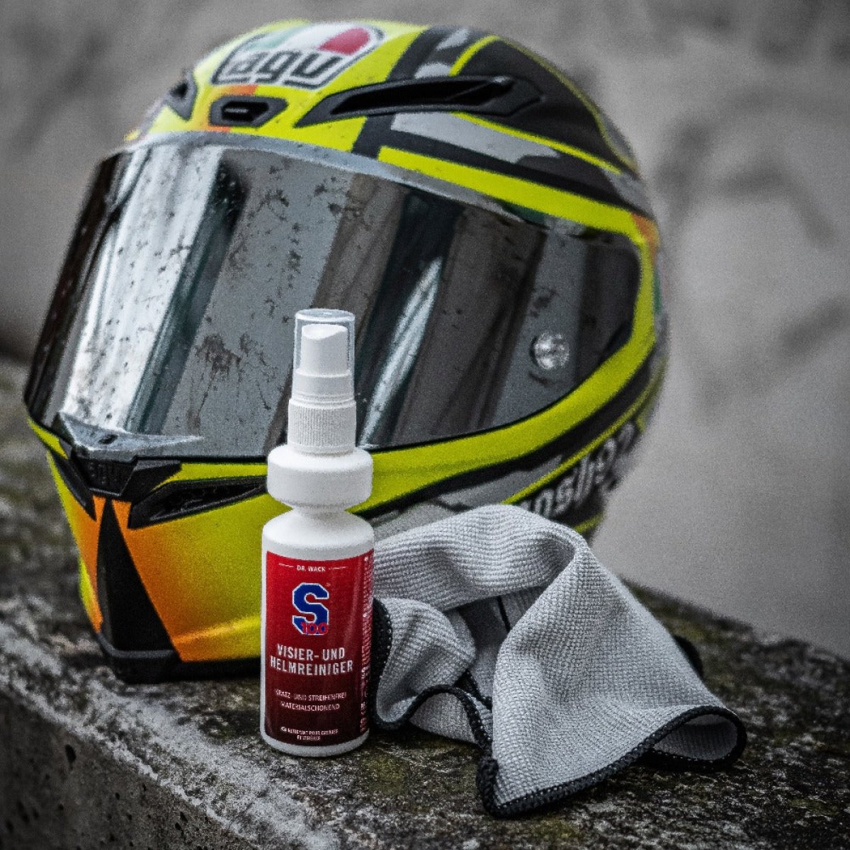 S100 Visor & Helmet Cleaner s utierkou z mikrovlákna · záber 3
