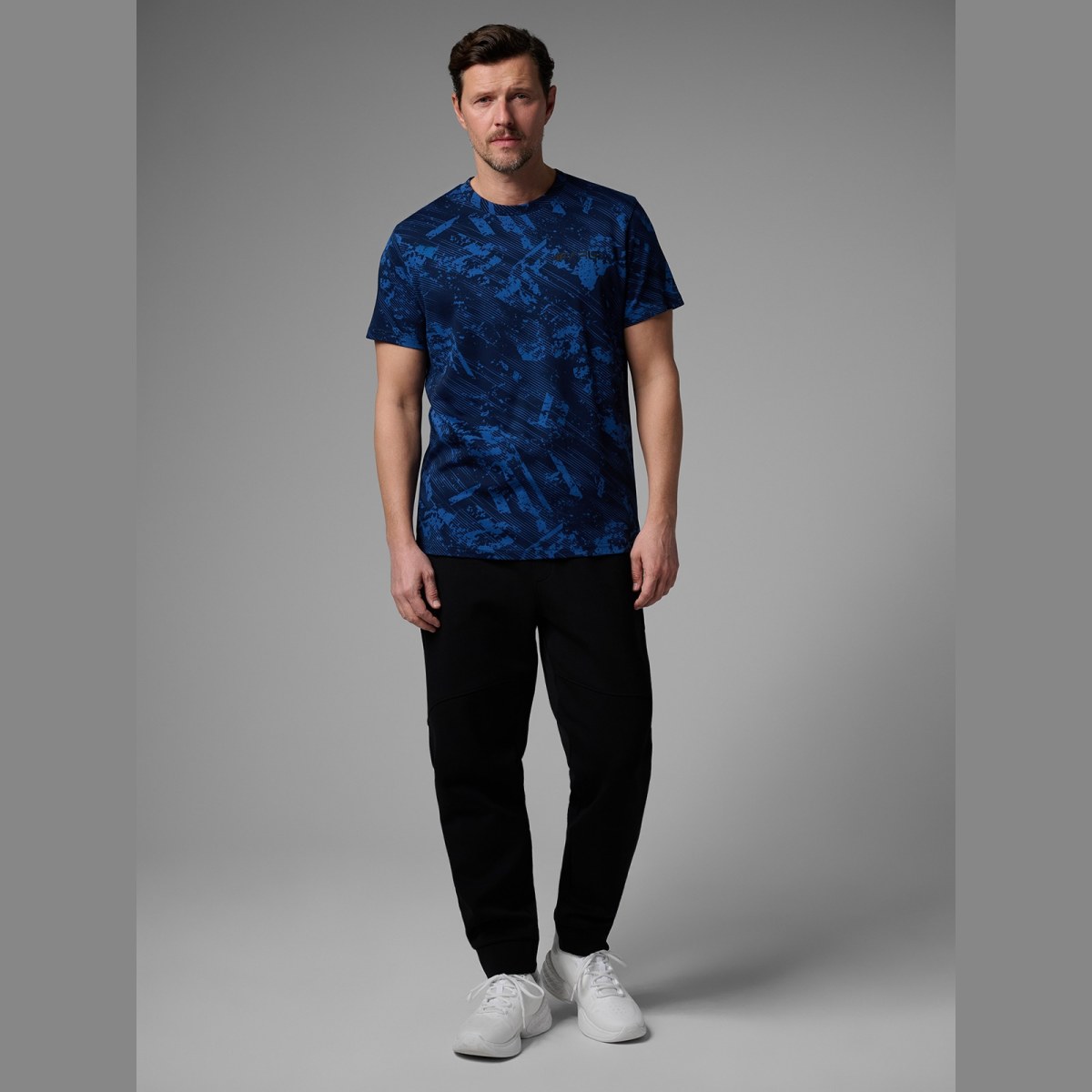 T-shirt regular s potlačou pánsky 4F x Robert Lewandowski - tmavomodrý · záber 2