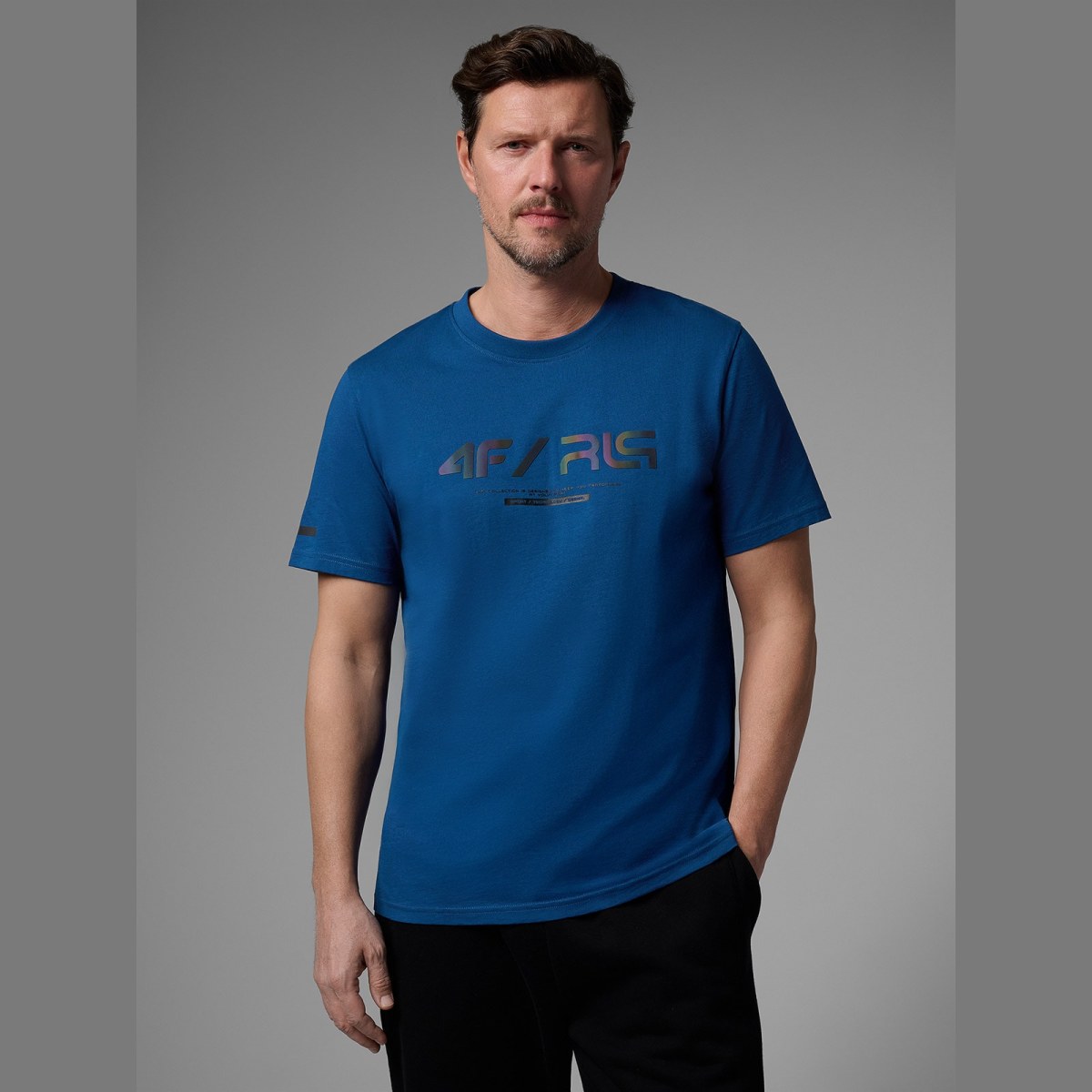 T-shirt regular s potlačou pánsky 4F x Robert Lewandowski - tmavomodrý · záber 3