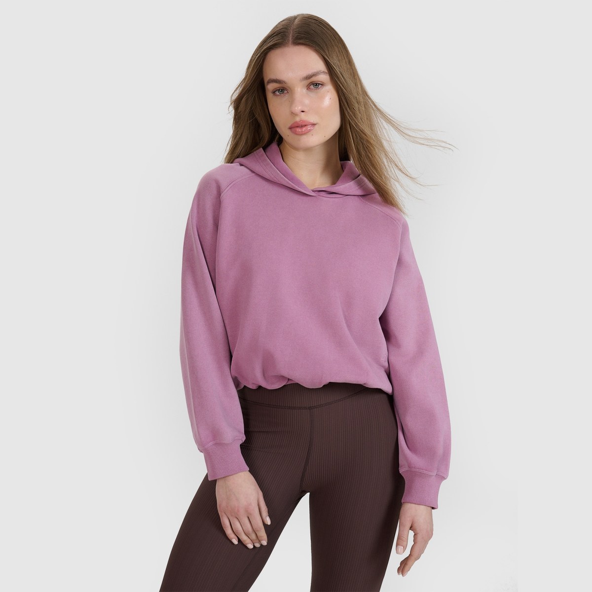 Dámska nerozopínateľná cropped tepláková mikina s kapucňou 4F x Anna Lewandowska - ružová · záber 1