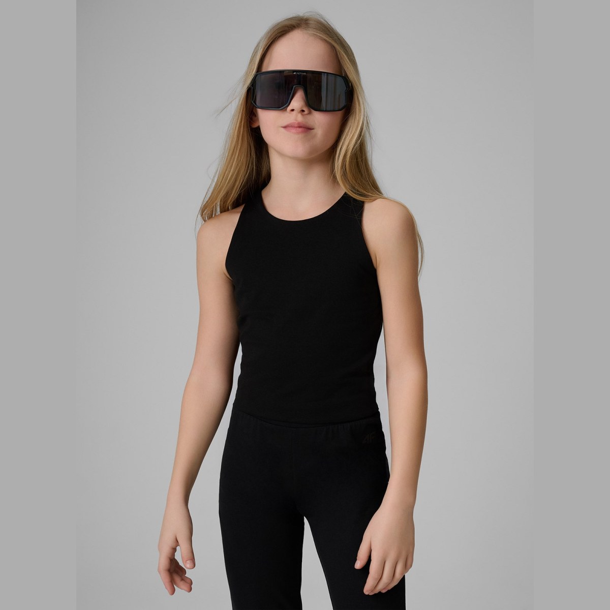 Crop top slim hladký dievčenský - čierny · záber 1