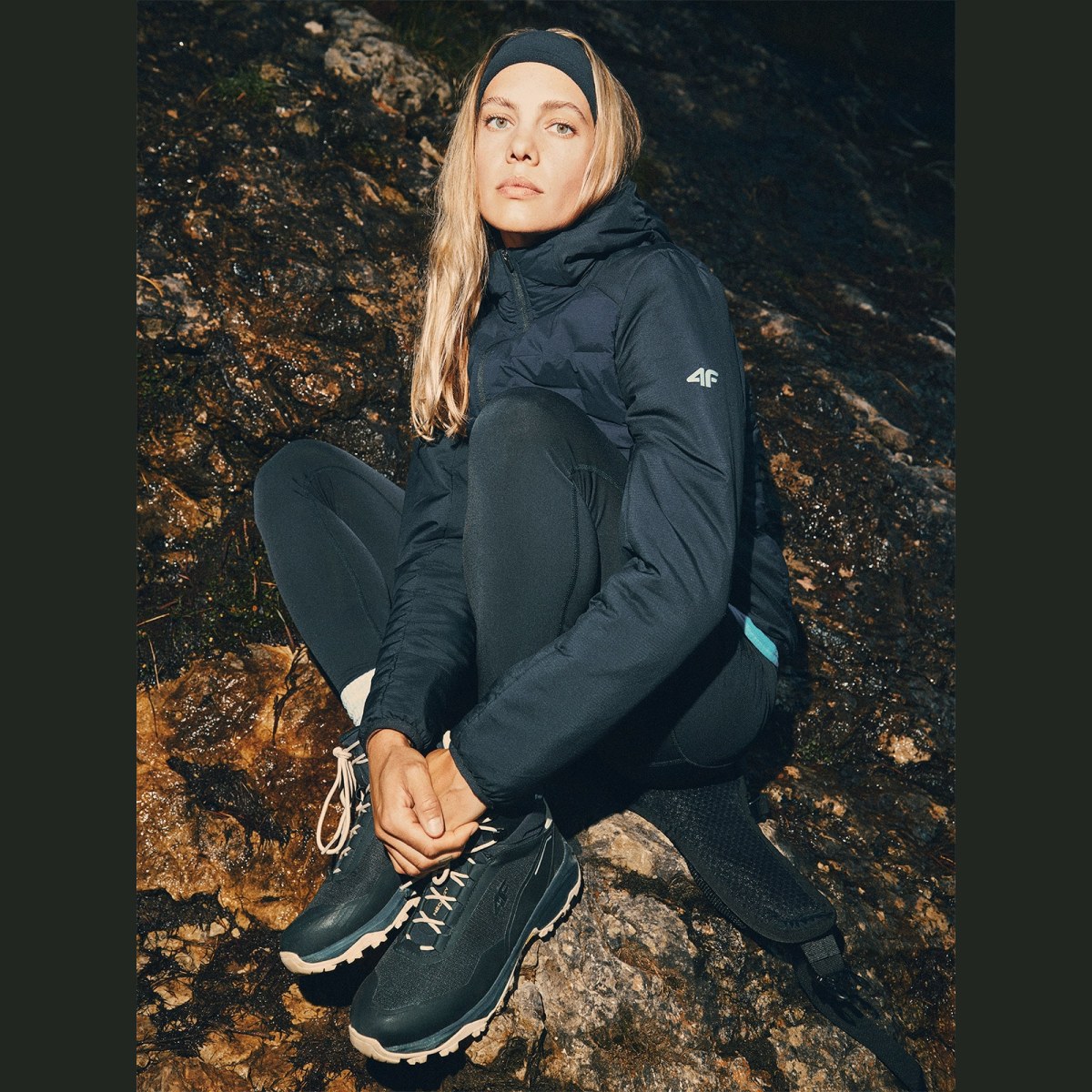 Dámska trekkingová bunda s výplňou Primaloft Silver - čierna · záber 1