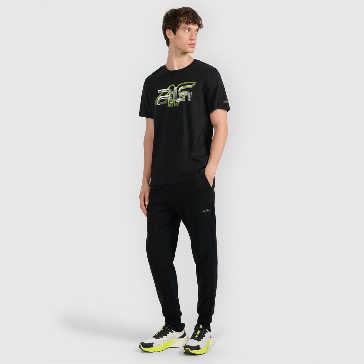 T-shirt regular s potlačou pánsky 4F x Robert Lewandowski - čierny · záber 2