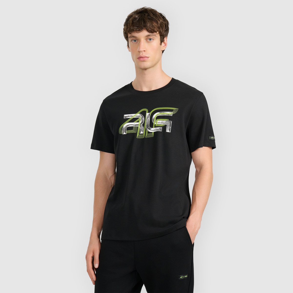 T-shirt regular s potlačou pánsky 4F x Robert Lewandowski - čierny · záber 1