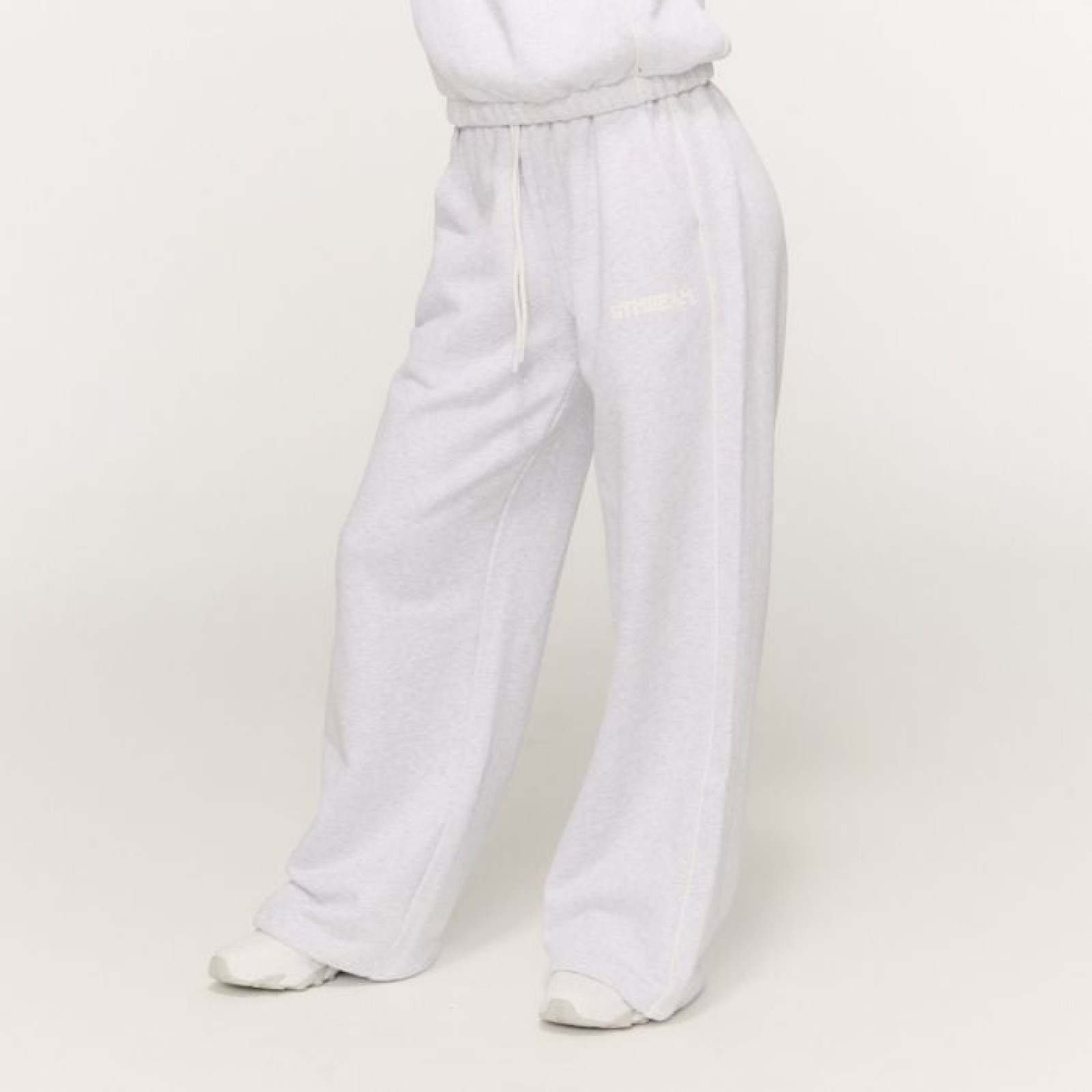 GymBeam Dámske tepláky Varsity Grey M · záber 1