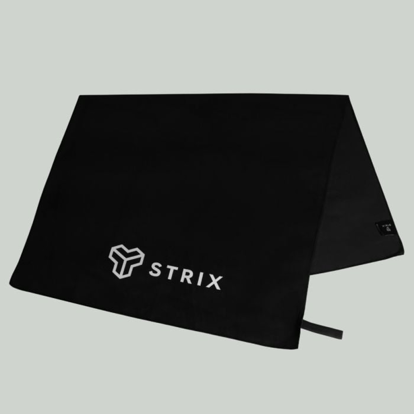 STRIX Športový uterák Medium Essential Black · záber 1