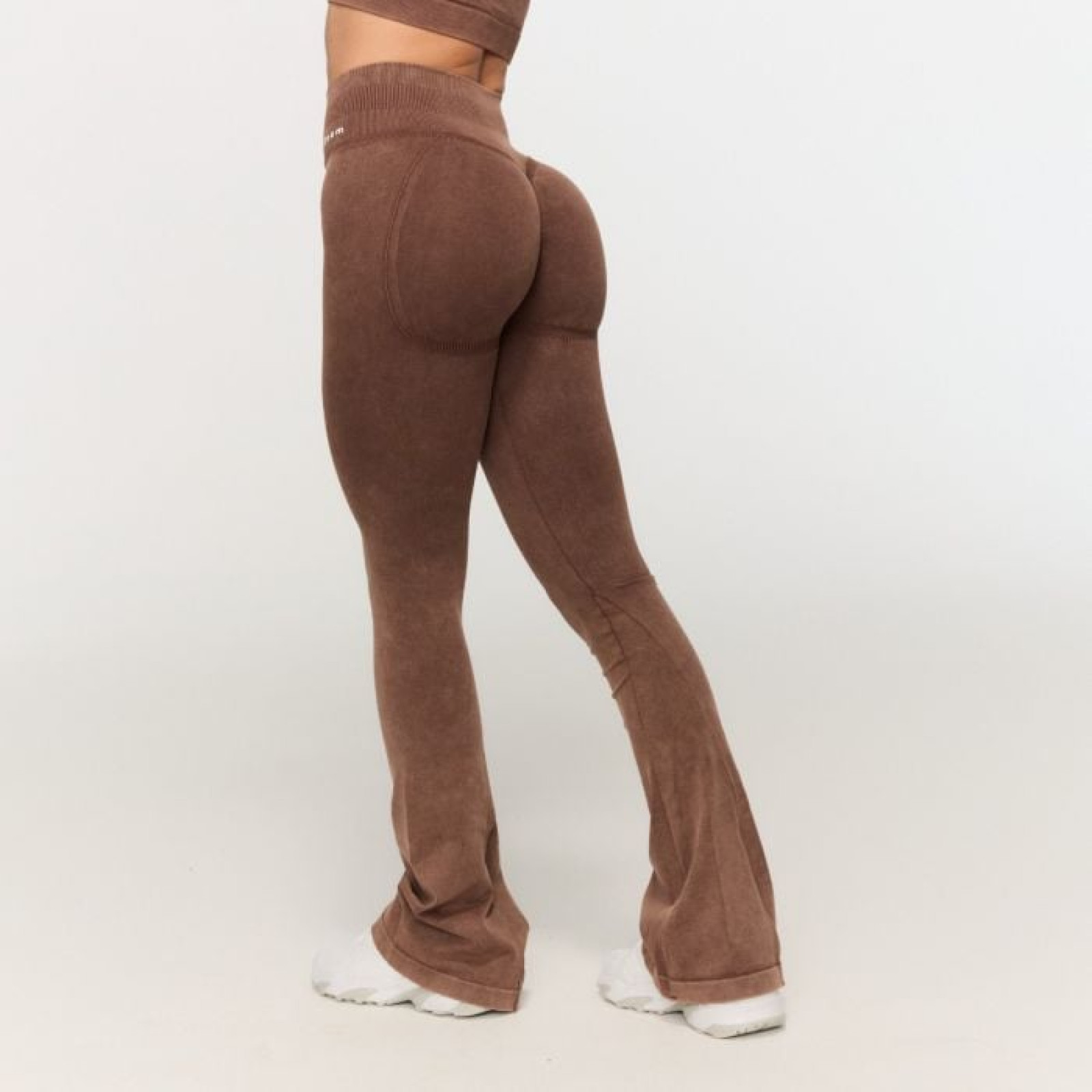 GymBeam Dámske bezšvové nohavice Fierce Brown L · záber 1