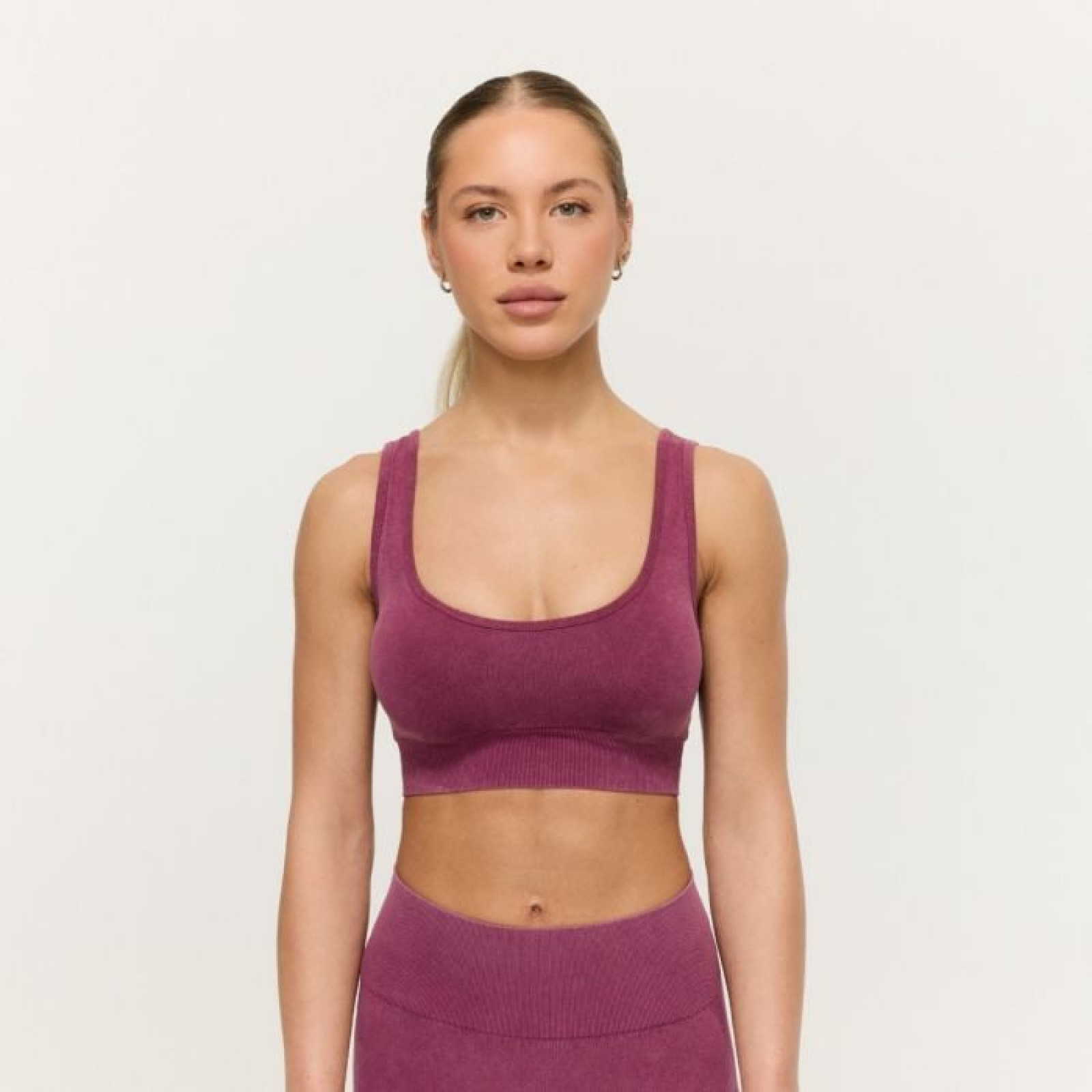 GymBeam Bezšvová športová podprsenka Lift Plum M · záber 1