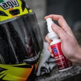 S100 Visor & Helmet Cleaner s utierkou z mikrovlákna · záber 4