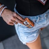 Nutrend DeNuts Crunchy 40g slané arašidy v horkej čokoláde · záber 5