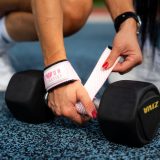 Trhačky s gripom Iron Aesthetics Grip Straps, ružové · záber 1