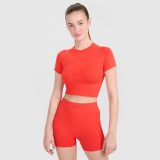 Dámsky rýchloschnúci tréningový slim crop top - červený · záber 1