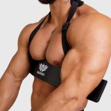 Bicepsový izolátor Iron Aesthetics Arm Blaster, čierny · záber 3