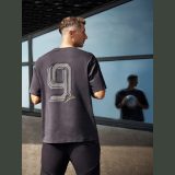 T-shirt oversize s potlačou pánsky 4F x Robert Lewandowski - sivý · záber 1