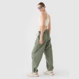 Dámske casual nohavice typu oversize parachute - olivové/kaki · záber 2