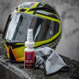 S100 Visor & Helmet Cleaner s utierkou z mikrovlákna · záber 3