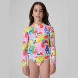 Dievčenské jednodielne plavky s ochranou UPF50+ - multicolor · záber 3