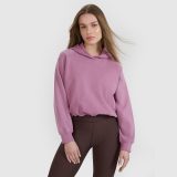 Dámska nerozopínateľná cropped tepláková mikina s kapucňou 4F x Anna Lewandowska - ružová · záber 1
